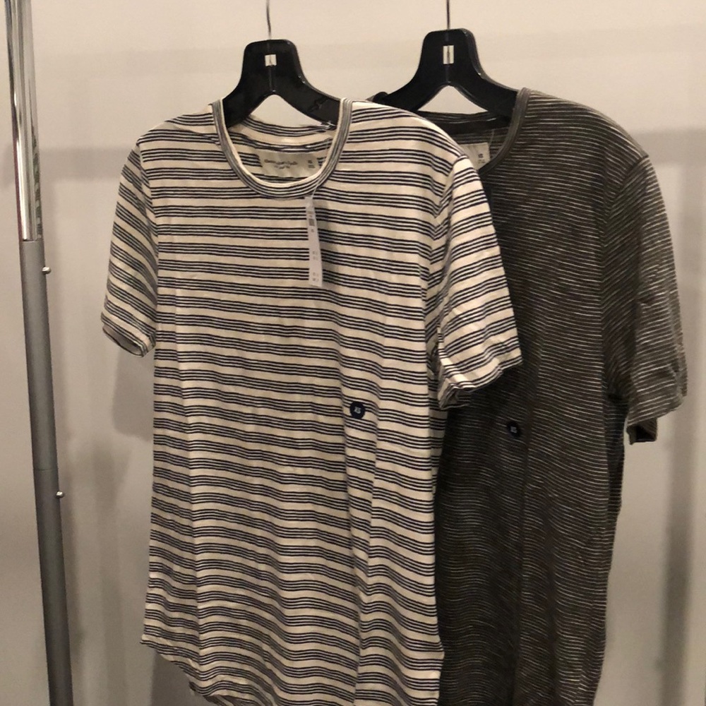 Men’s A&F curved hem soft tee (2 pack). Size: XS